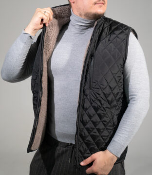 Жилетка чоловіча чорна на підкладі з овчини