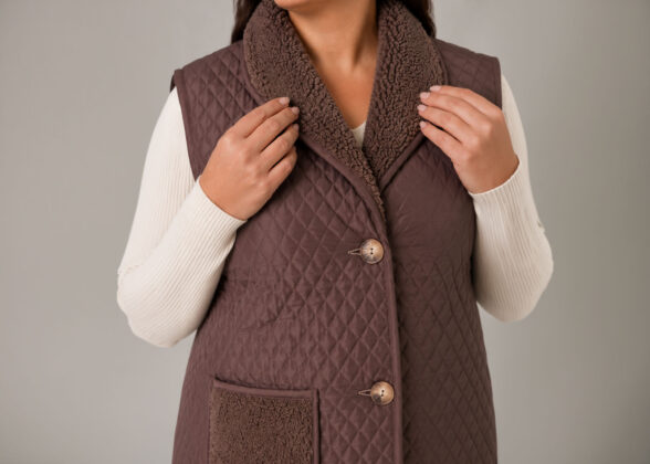 Жилетка жіноча довга плащівка на овчині (шоколад)